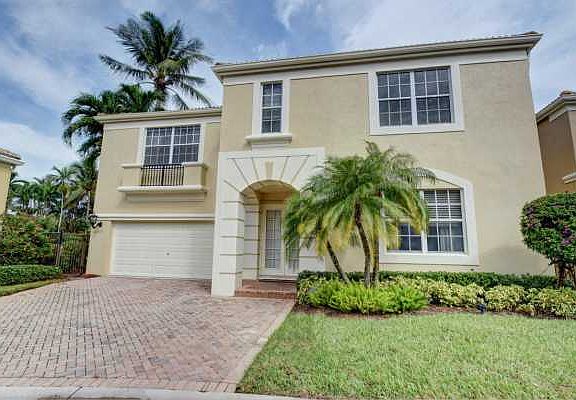 Home For Sale In Woodfield Country Club