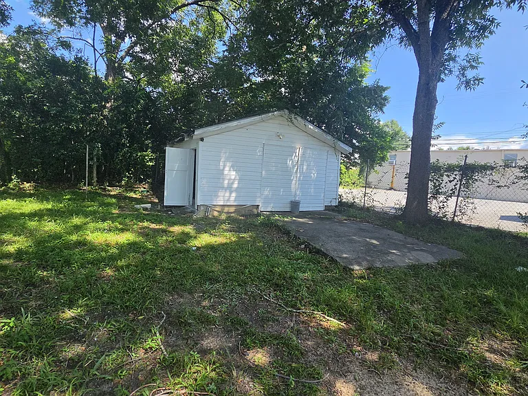1638 Burton Ave — Photo 3