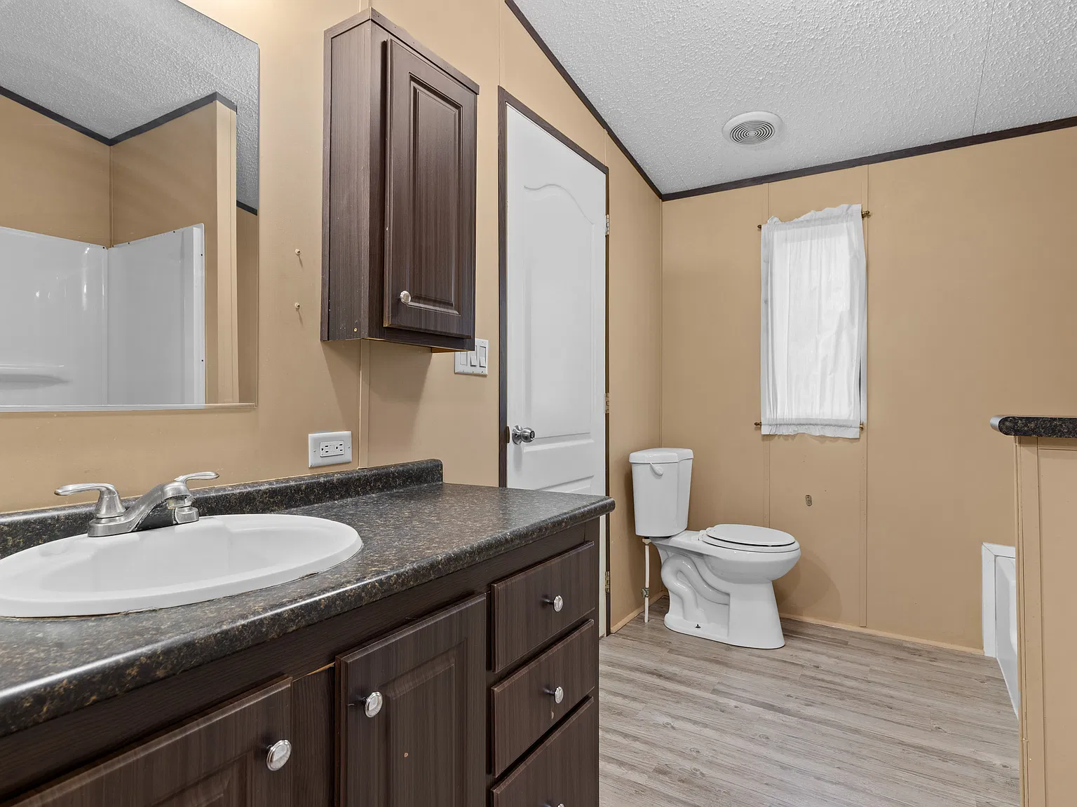 3 bed, $1,100 — Photo 4