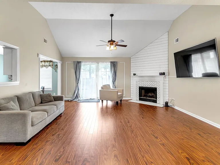 307 Coffee Bluff Villa Rd — Photo 3