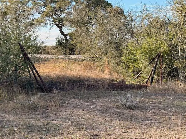 588 Gohmert Rd, Cuero, TX 77954