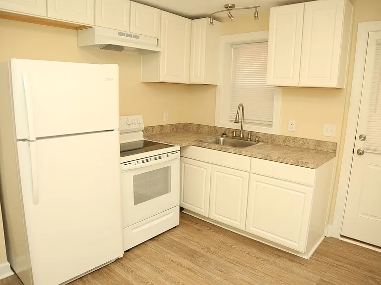 324 Caroline Ave — Photo 8