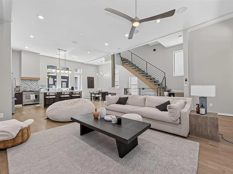 607 Memorial Heights Dr — Photo 10