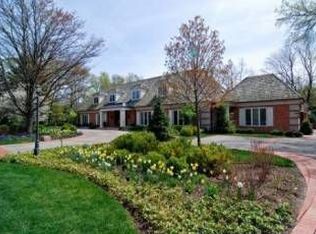 8 Winfield Dr, Northfield, IL 60093