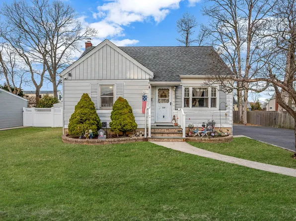 350 N Fulton Avenue, Lindenhurst, NY 11757