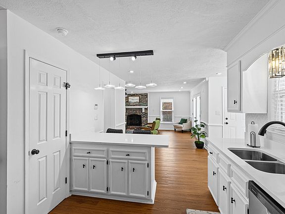 5th image of 4226 Green Ivy Cir