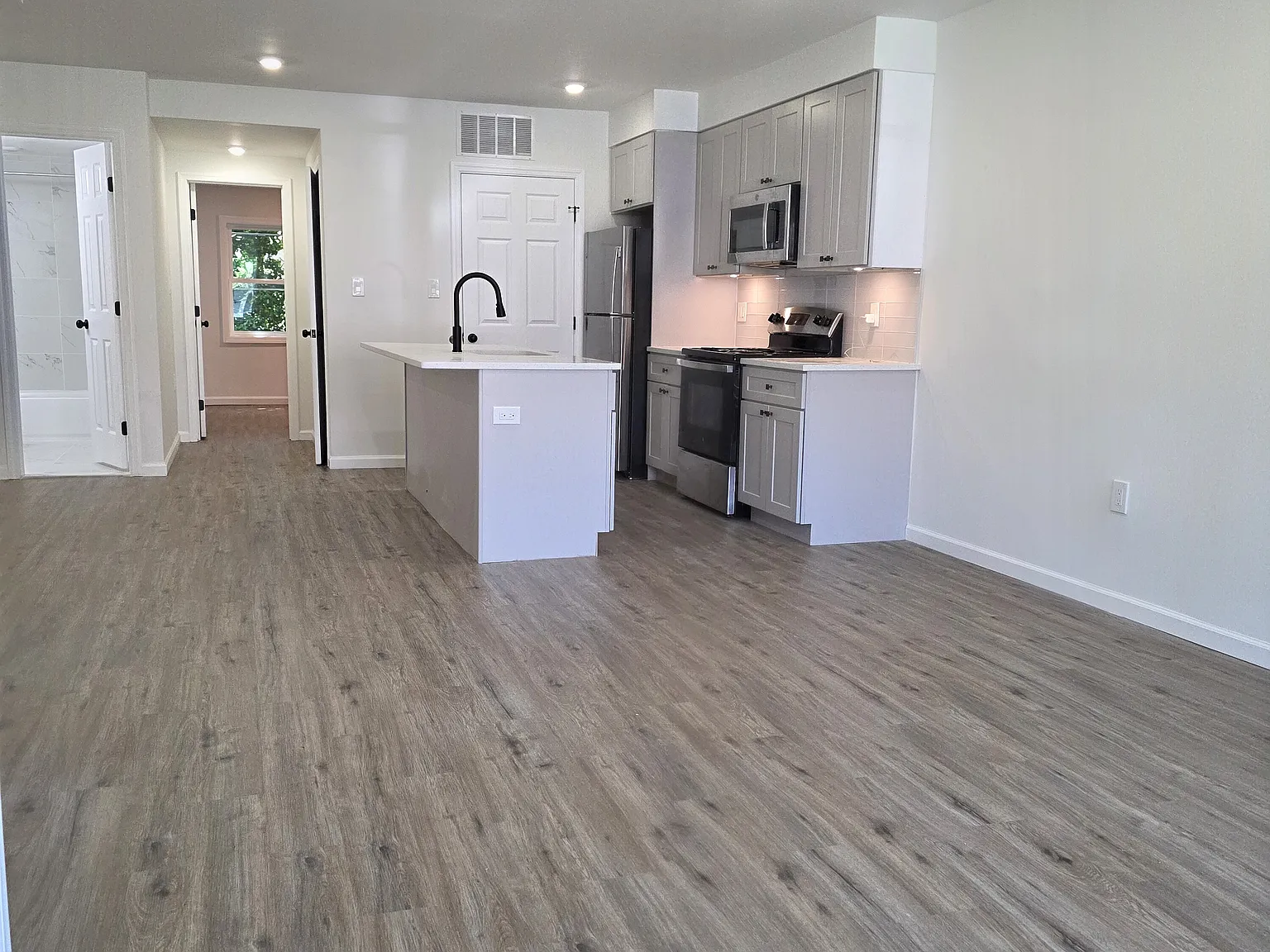 5 bed, 1500 sqft, $6,200 — Photo 2