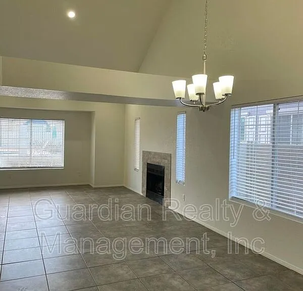 4365 S Potter Dr — Photo 2