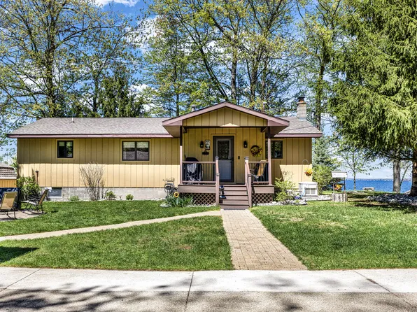 115 Logan Ave, Houghton Lake, MI 48629