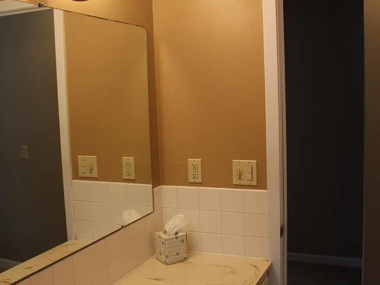 Shared upstairs full bathroom