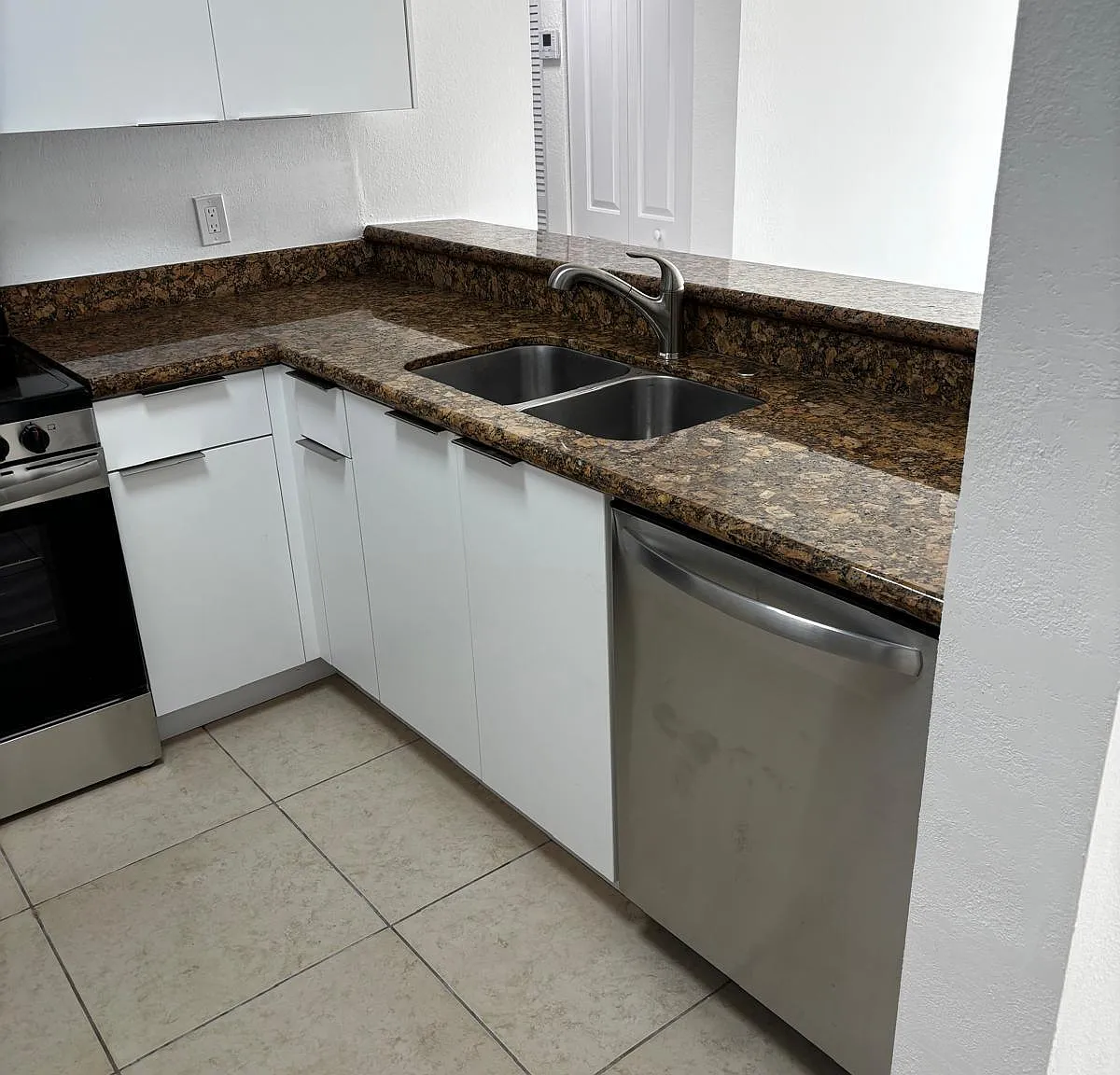 2 bed, 2.0 bath, 904 sqft, $1,900 — Photo 4