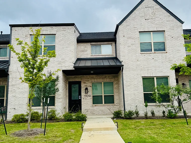 1309 Eureka Springs St — Photo 1