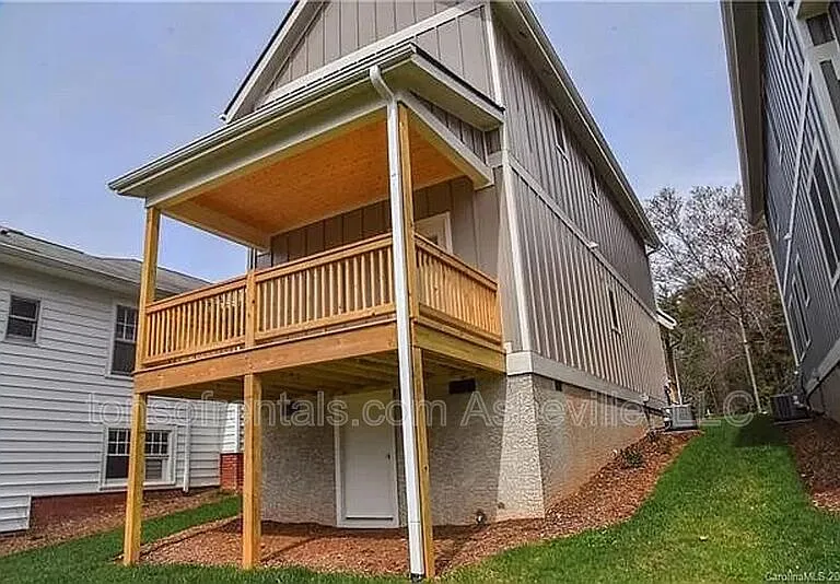 601 Fairview Rd — Photo 2