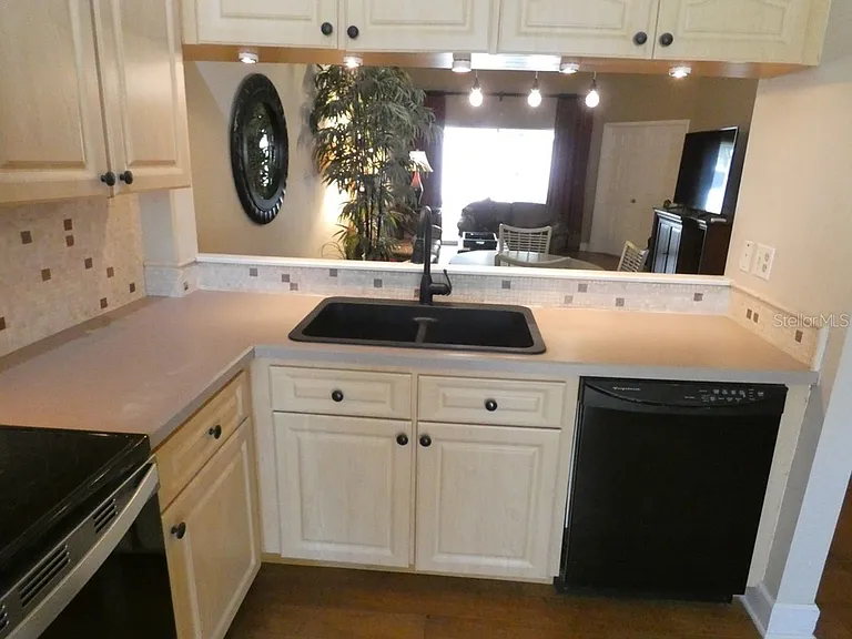 1050 Starkey Rd #405 — Photo 8