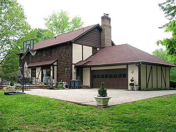 4th image of 321 Mowbray Arch