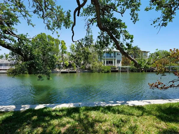 5033 Oxford Dr, Sarasota, FL 34242