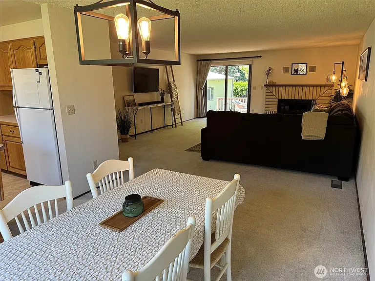 908 S 6th St — Photo 26
