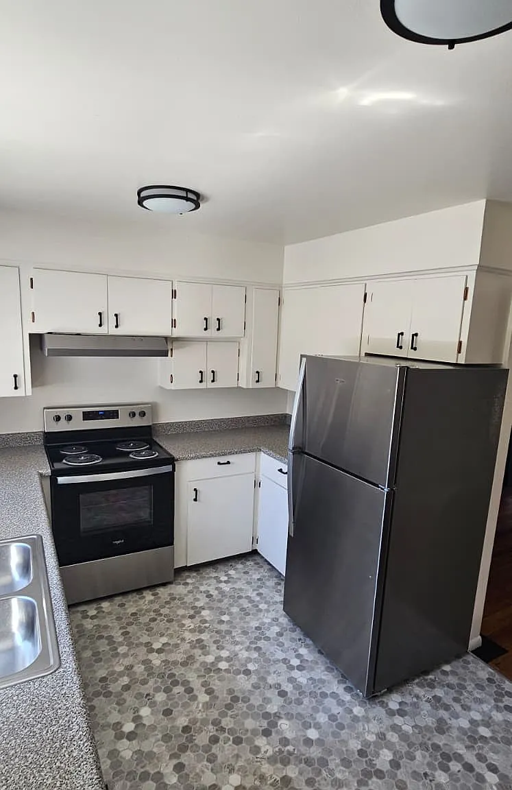 2 bed, 800 sqft, $1,600 — Photo 2