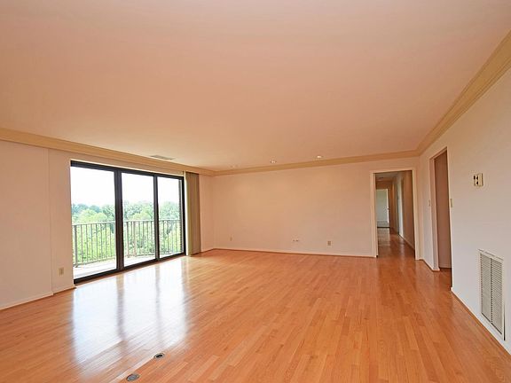 4th image of 5300 Hamilton Ave Unit 604