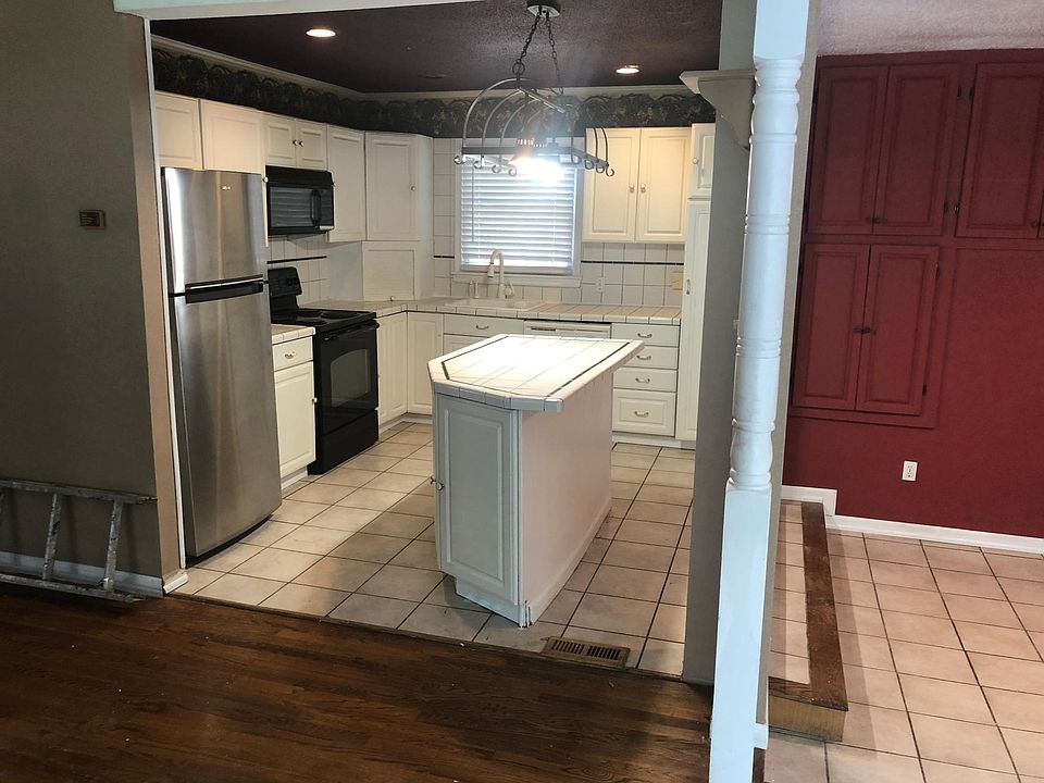 1st image of 400 E 92nd St