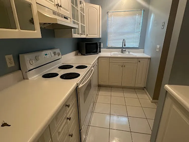 621 W Indiana Ave #16 — Photo 6