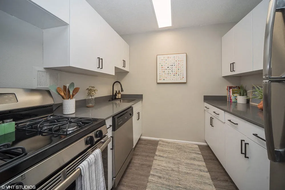 Sleek kitchen with a gas top stove - Vesty Park