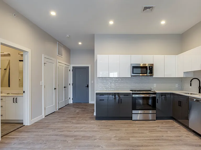 125 Warren Apartments — Photo 12