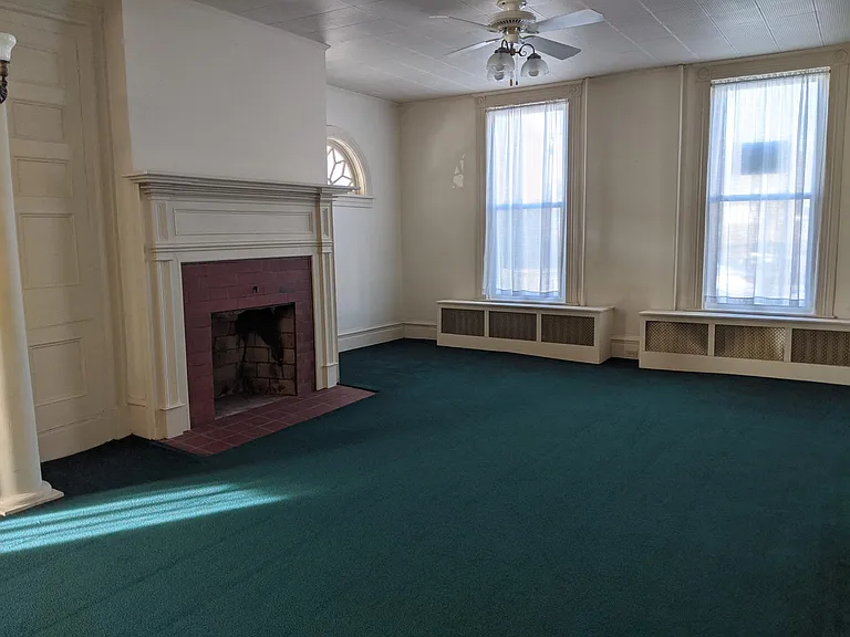 412 Main St — Photo 2
