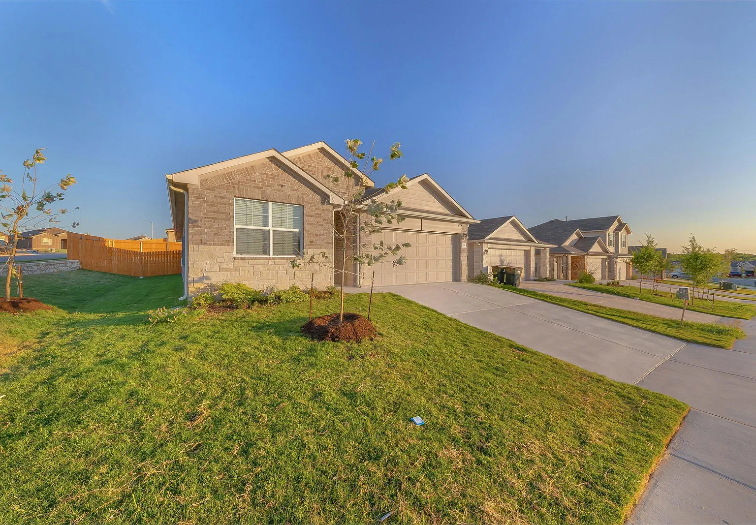4 bed, 2.0 bath, 1891 sqft, $2,100 — Photo 2