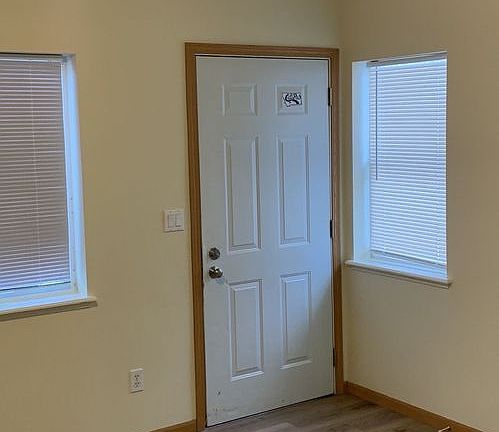 2nd image of 1062 W Oak St #43