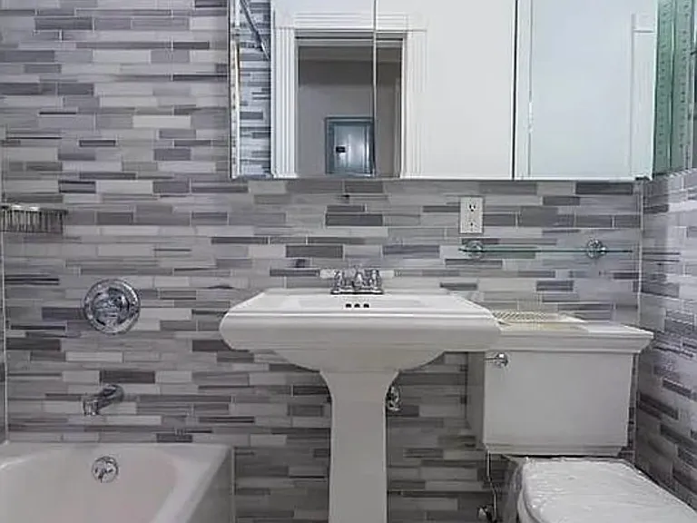 118 E 7th St #4C — Photo 6