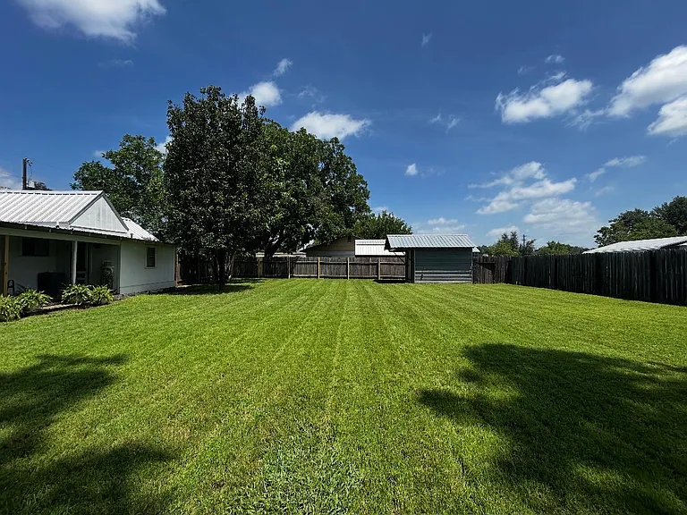 712 Hale St — Photo 2
