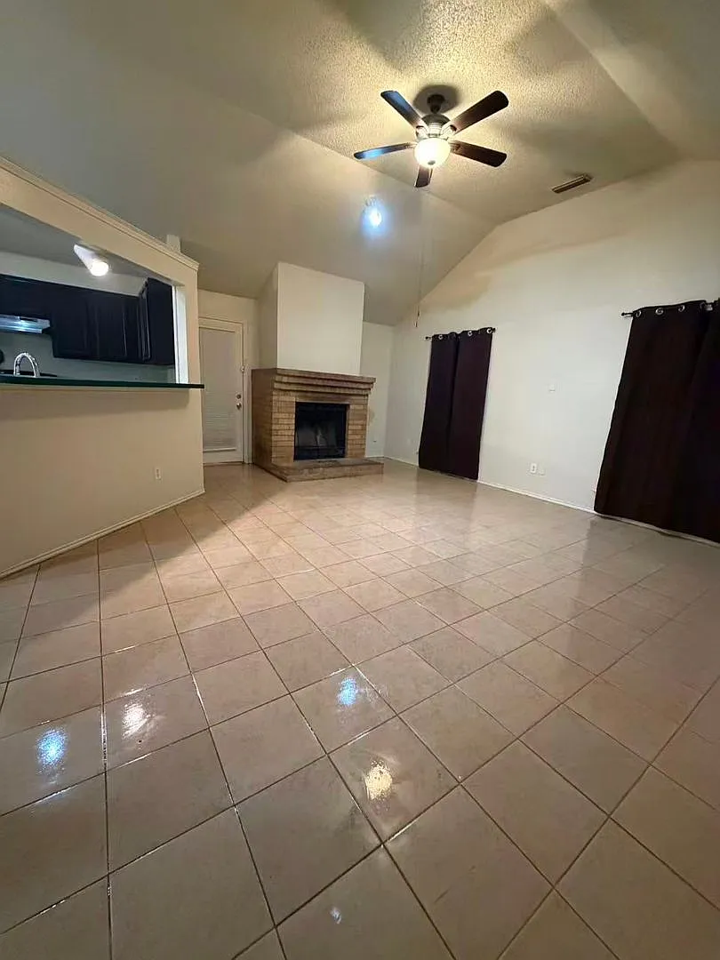 Beautiful 3 Bedroom 2 Bathroom in Mesquite! — Photo 3