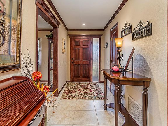 4th image of 1923 Holly Ln