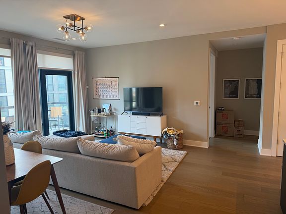 4th image of 1701 W Webster Ave #611