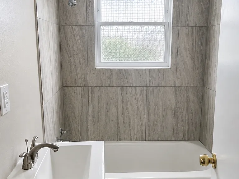 202 S Hill St — Photo 10