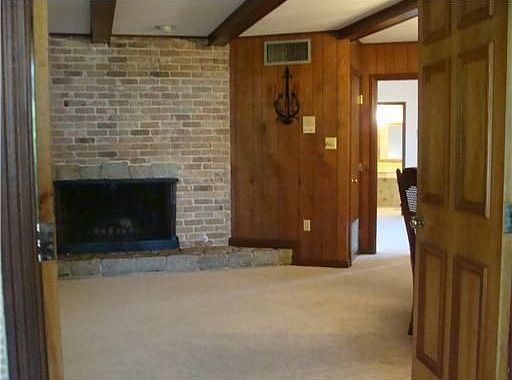 4th image of 100 Roselyn Park Pl