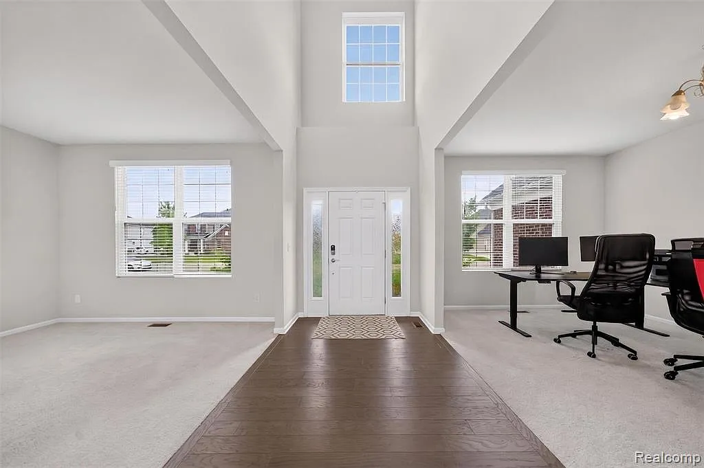 5 bed, 3.0 bath, 3351 sqft, $4,000 — Photo 2