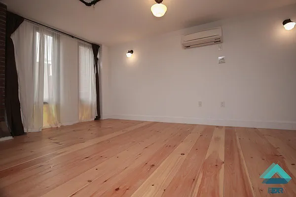 Rented by EXR | media 17