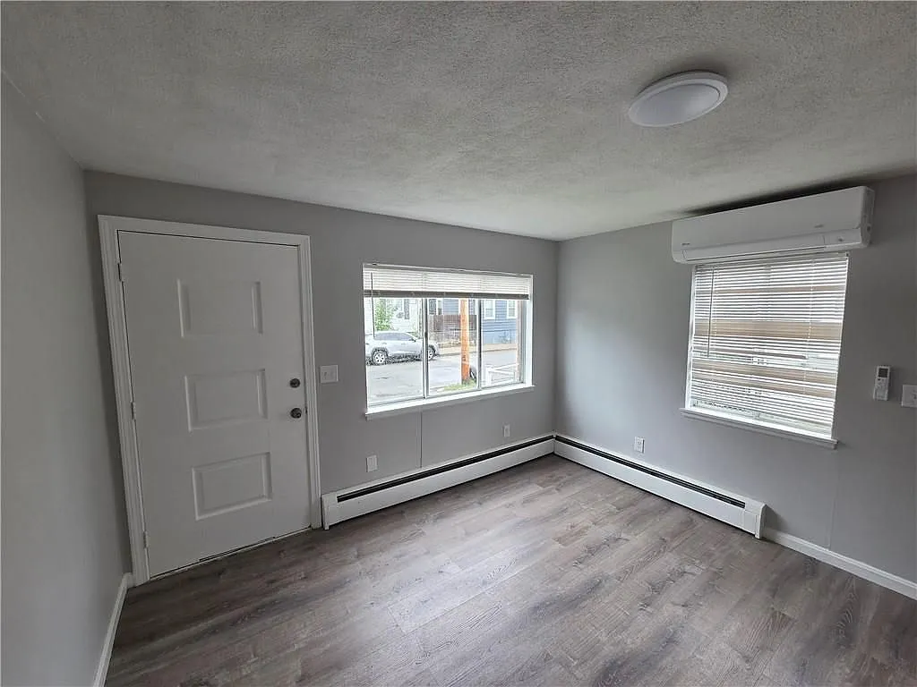2 bed, 1.0 bath, 950 sqft, $2,100 — Photo 3