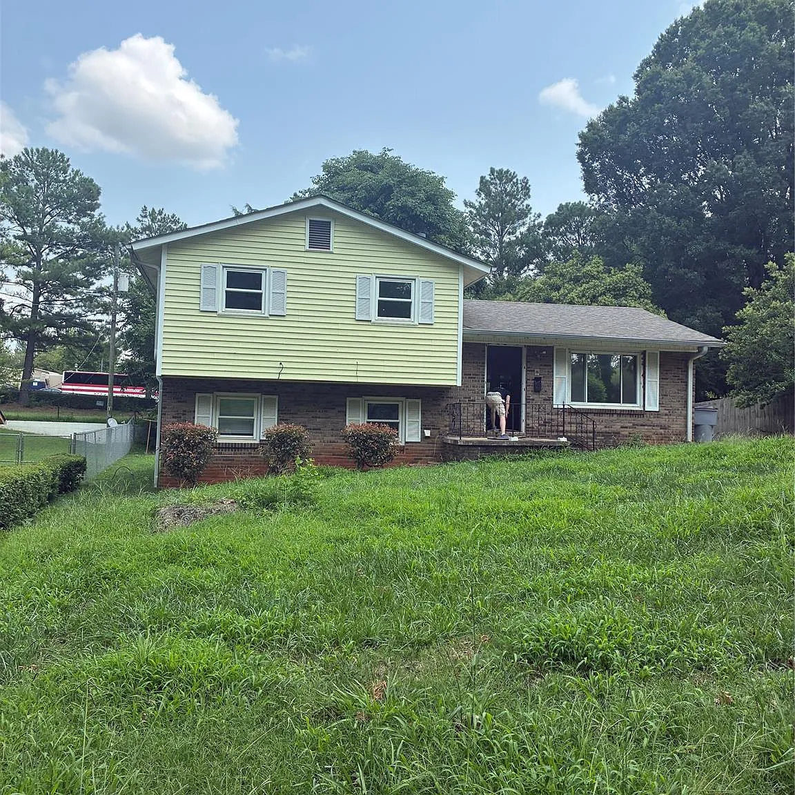 3 bed, 1.5 bath, 1919 sqft, $1,600 — Photo 1