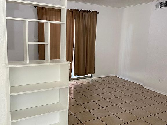 4th image of 1901 Hillcrest Dr