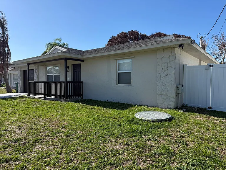 699 NW Riverside Dr — Photo 2