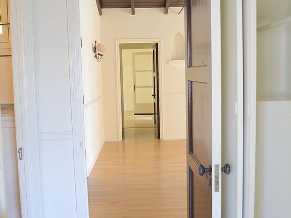 3rd image of 511 N Sycamore Ave #10