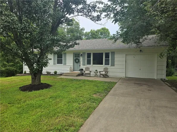 1001 Stafford Dr, Pleasant Hill, MO 64080
