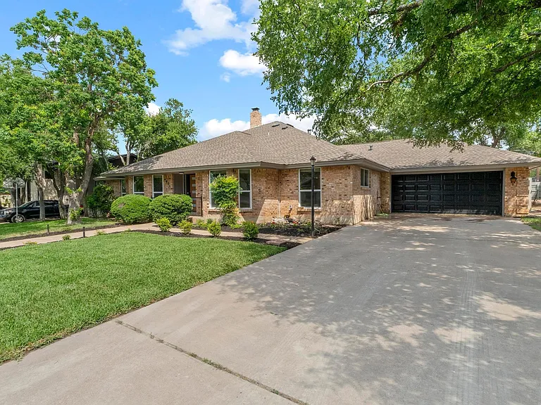 801 Lime Rock Dr — Photo 2