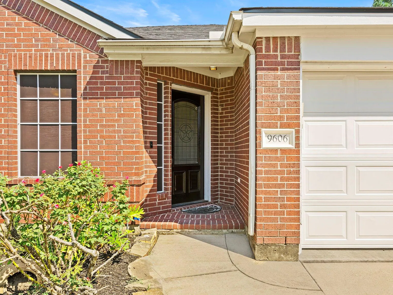 4 bed, 2.0 bath, 2001 sqft, $2,100 — Photo 3