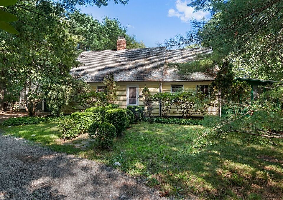 1st image of 10 Saddle Ln