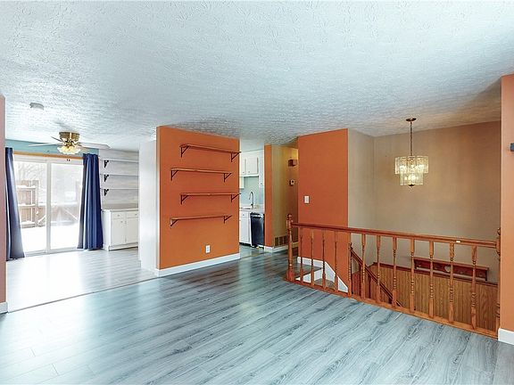 5th image of 396 Hiwood Ave