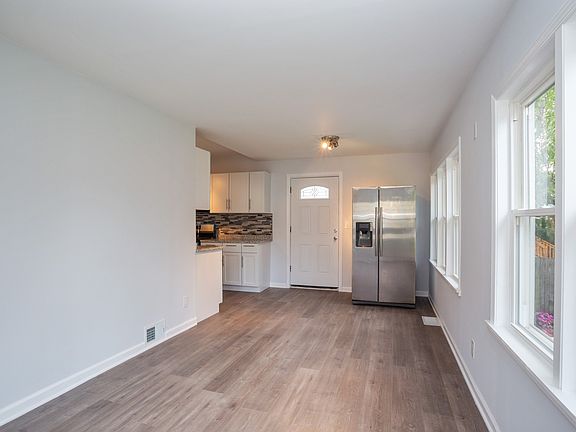 4th image of 1365 E Walnut Ave